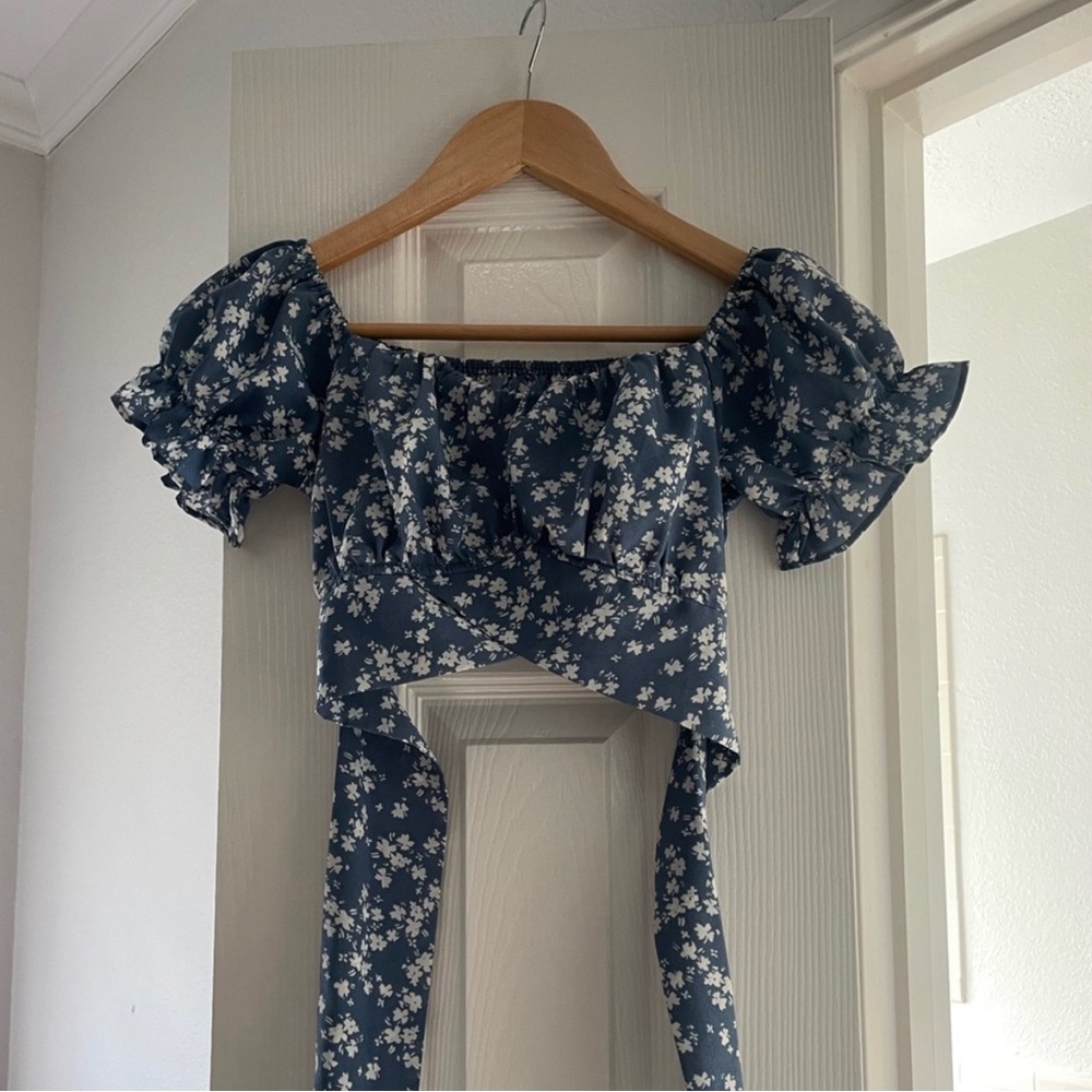 Cute floral crop top! 💐